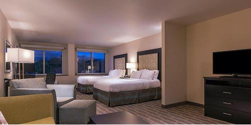 Colorado Springs Hotel | Holiday Inn Express & Suites Colorado Springs Central by IHG