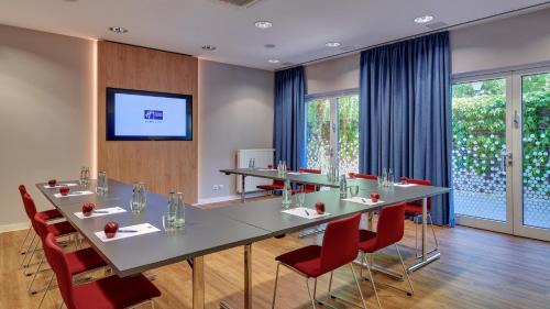 Muelheim Hotel | Holiday Inn Express Cologne Muelheim by IHG