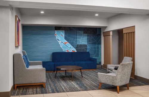 Raisin Hotel | Holiday Inn Express Hotel & Suites River Park by IHG