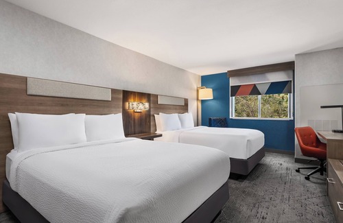 Raisin Hotel | Holiday Inn Express Hotel & Suites River Park by IHG