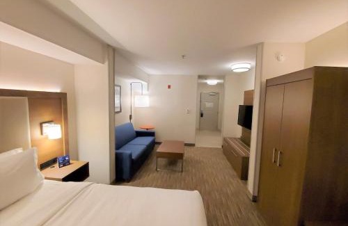 Lynnwood Hotel | Holiday Inn Express Hotel & Suites Seattle North - Lynnwood by IHG