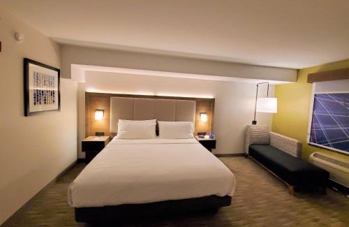 Lynnwood Hotel | Holiday Inn Express Hotel & Suites Seattle North - Lynnwood by IHG