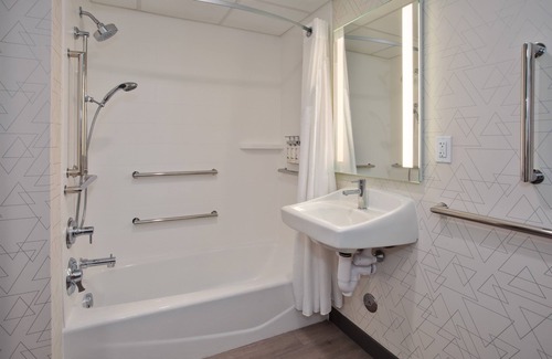 Kitty Hawk Hotel | Holiday Inn Express Kitty Hawk Outer Banks by IHG