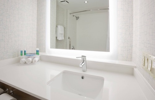 Roseville Hotel | Holiday Inn Express Roseville-St. Paul by IHG
