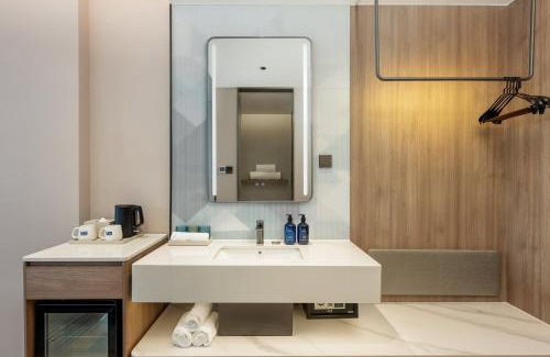 Yangpu Hotel | Holiday Inn Express Shanghai Changyang Road by IHG