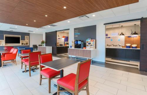 Downtown Fort Worth Hotel | Holiday Inn Express & Suites Fort Worth Downtown by IHG