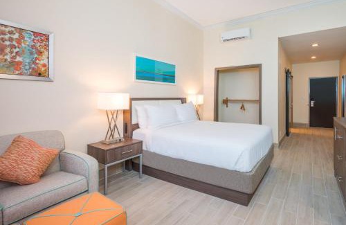 Downtown Nassau Hotel | Holiday Inn Express & Suites Nassau by IHG