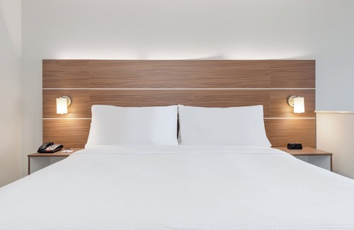 Moore Hotel | Holiday Inn Express & Suites Moore by IHG