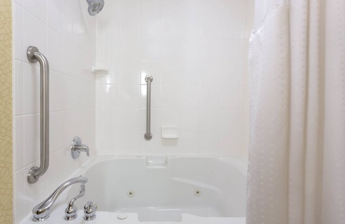 East Brunswick Hotel | Holiday Inn Express Tower Center by IHG