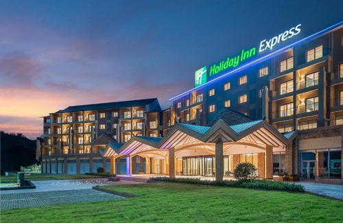 Dongpo District Hotel | Holiday Inn Express Wawu Mountain by IHG