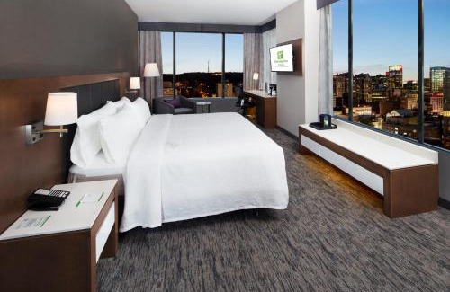 Downtown Montreal Hotel | Holiday Inn Hotel & Suites - Montreal Centre-ville Ouest by IHG