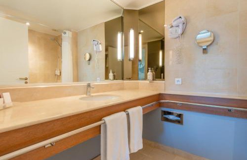 Saint-Laurent-du-Var Hotel | Holiday Inn Nice - Port St Laurent by IHG