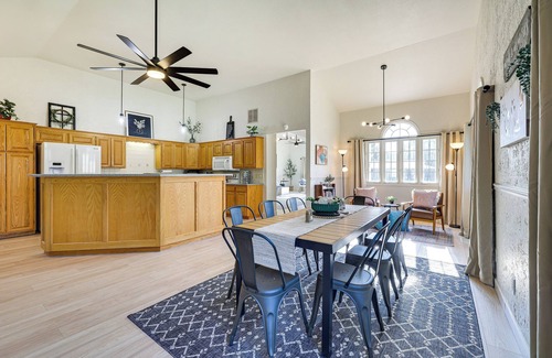 Eureka Springs House | Holiday Island Home w/Screened-In Deck & Fire Pit