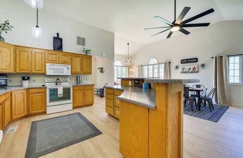 Eureka Springs House | Holiday Island Home w/Screened-In Deck & Fire Pit