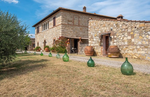Ponte di Gabbiano House | Holiday Home 'Fienile' with Shared Pool, Shared Garden and Wi-Fi
