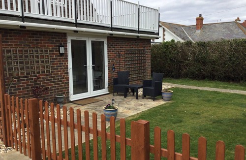 Selsey Apartment | Holiday Let Annex; Self Contained; Sleeps 2; One minute from beach