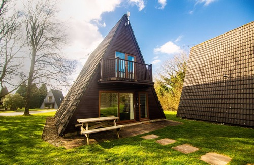 St Wenn Ski Chalet | Holiday Lodge 2 bedrooms, pool, gym, tennis, in beautiful Cornish countryside