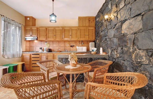 Machico House | Holiday Home "Casa Catarina" with Mountain View, Wi-Fi, Balcony & Terrace