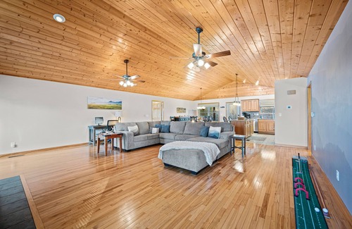 Kodak Cabin | Holiday Ready|Dog Friendly Cabin|Views|HotTub