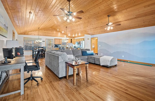 Kodak Cabin | Holiday Ready|Dog Friendly Cabin|Views|HotTub