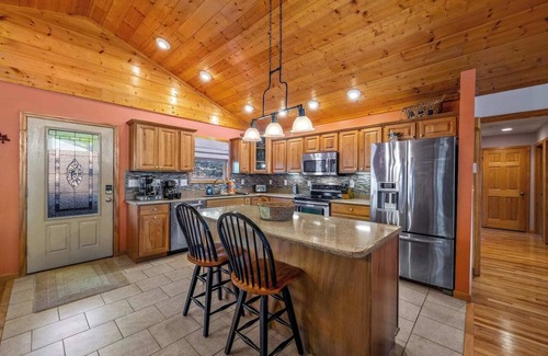 Kodak Cabin | Holiday Ready|Dog Friendly Cabin|Views|HotTub