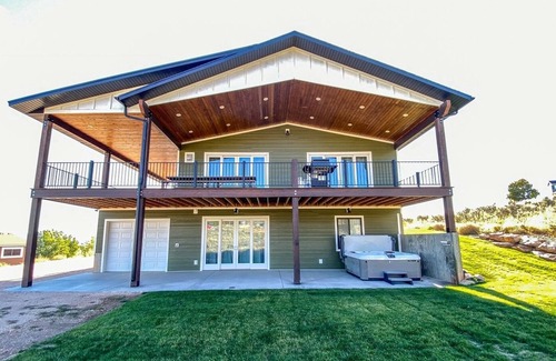 Sweetwater House | Holiday Retreat Cabin with themed rooms and New Hot Tub!
