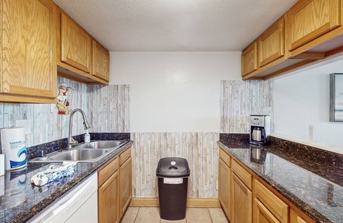 Myrtle Beach Condo | Holiday Towers condo with ample amenities & steps from the beach