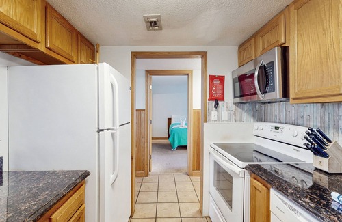 Myrtle Beach Condo | Holiday Towers condo with ample amenities & steps from the beach