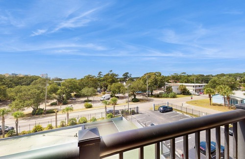 Myrtle Beach Condo | Holiday Towers condo with ample amenities & steps from the beach