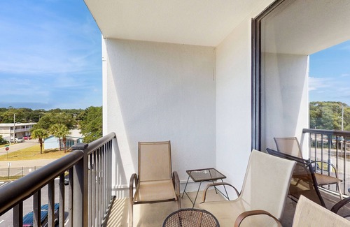 Myrtle Beach Condo | Holiday Towers condo with ample amenities & steps from the beach