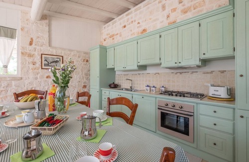 Castellana Grotte Villa | holiday vacation large villa rental italy, bari, puglia, apulia, trulli, pool, wifi, short term long term italian villa