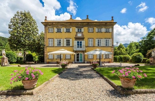 Vorno Villa | holiday vacation large luxury villa rental italy, tuscany, near lucca, pool, view, wi-fi, air conditioning, chef service