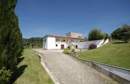 Fornelos House | Holiday villa with garden, grill, and terrace