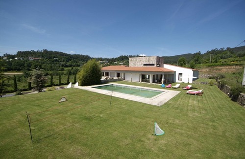 Fornelos House | Holiday villa with garden, grill, and terrace