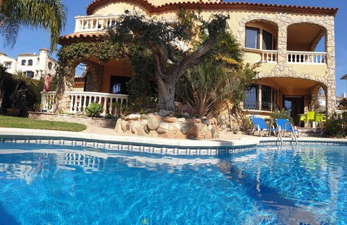 Miami Platja House | Holiday villas Isla Romantica with a beautiful garden, pool, 120 m from the sandy beach