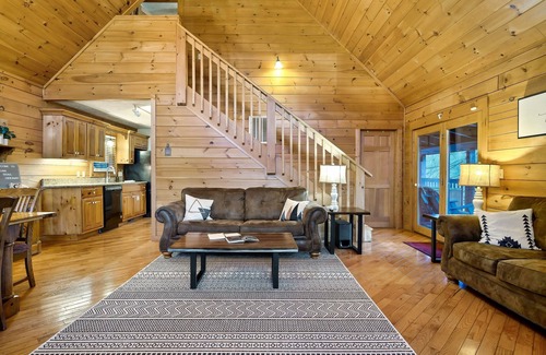 Gatlinburg - Pigeon Forge Cabin | Holidays in the Smokies: Arcade, Hot-Tub, BBQ, Theater, EZ Roads, Fall Colors