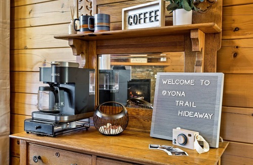 Gatlinburg - Pigeon Forge Cabin | Holidays in the Smokies: Arcade, Hot-Tub, BBQ, Theater, EZ Roads, Fall Colors