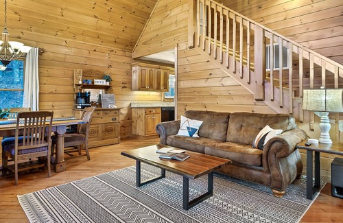 Gatlinburg - Pigeon Forge Cabin | Holidays in the Smokies: Arcade, Hot-Tub, BBQ, Theater, EZ Roads, Fall Colors