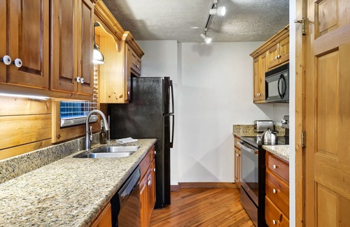 Gatlinburg - Pigeon Forge Cabin | Holidays in the Smokies: Arcade, Hot-Tub, BBQ, Theater, EZ Roads, Fall Colors