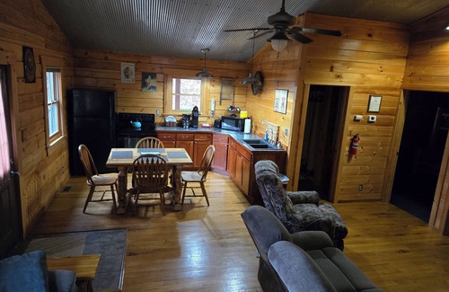 Laurelville Cabin | Holler Cabin 4 bedroom couples to a group of 10 Hocking Hills - Tar hollow