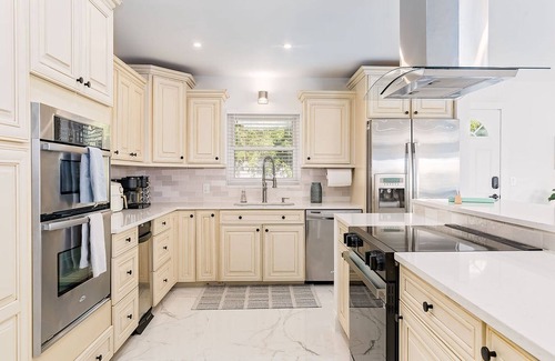 Lakeland House | Hollingsworth Heights, Renovated 3BD/3BA Retreat, Lake View, Family/Pet Friendly