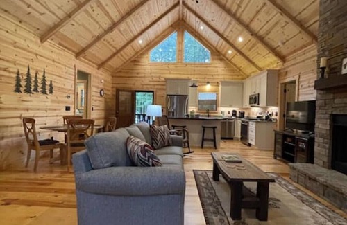 Ellijay Cabin | Hollow Tree Hideaway, Coosawattee River Resort