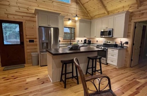 Ellijay Cabin | Hollow Tree Hideaway, Coosawattee River Resort