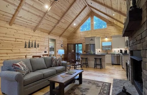 Ellijay Cabin | Hollow Tree Hideaway, Coosawattee River Resort