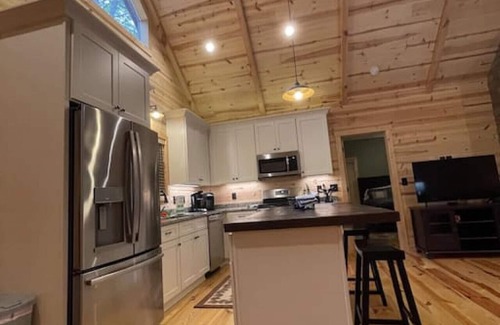 Ellijay Cabin | Hollow Tree Hideaway, Coosawattee River Resort
