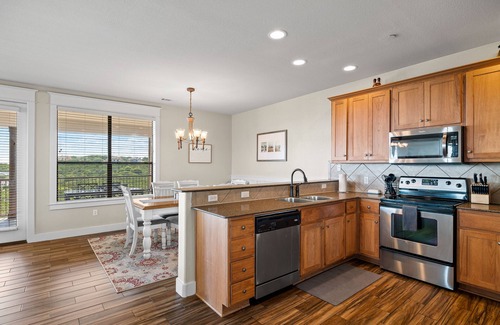 Jonestown Condo | Hollows Resort, Luxury Villa, Great View of Lake Travis & Hill Country, Pools, Fitness Center!