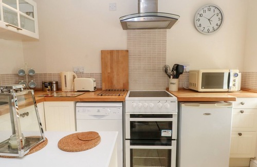 Ellastone Cottage | HOLLY COTTAGE, pet friendly, character holiday cottage in Ashbourne