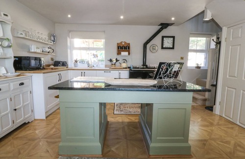 Henryd Cottage | HOLLY COTTAGE, romantic, with a garden in Conwy