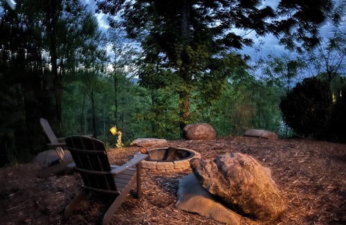 Bryson City Cabin | Holly's Hideaway Hot tub 2 King Beds Mountain View Convenient Location