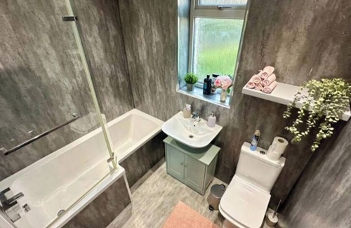 Clydebank Apartment | Holly street house with Separate Entrance, on the Edge of Glasgown